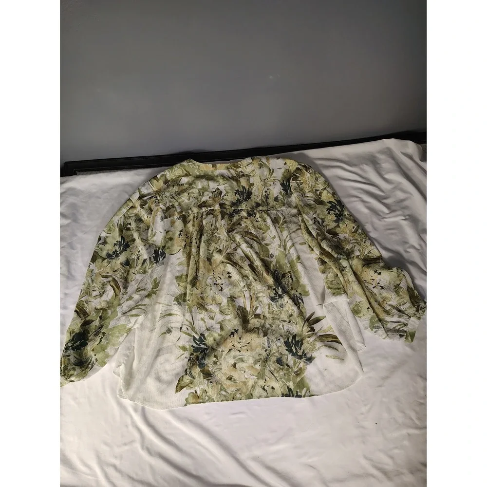Rose + Olive Green Floral Crinkle Blouse Womens Medium Long Sleeve Pleated Back